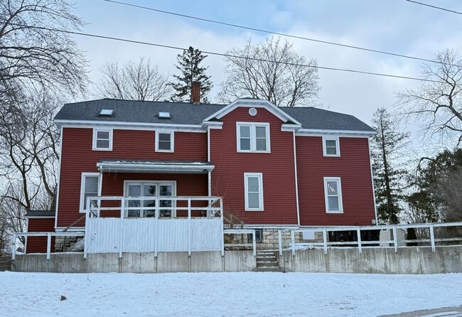 1103 West Dr in Menominee, MI - Building Photo - Building Photo