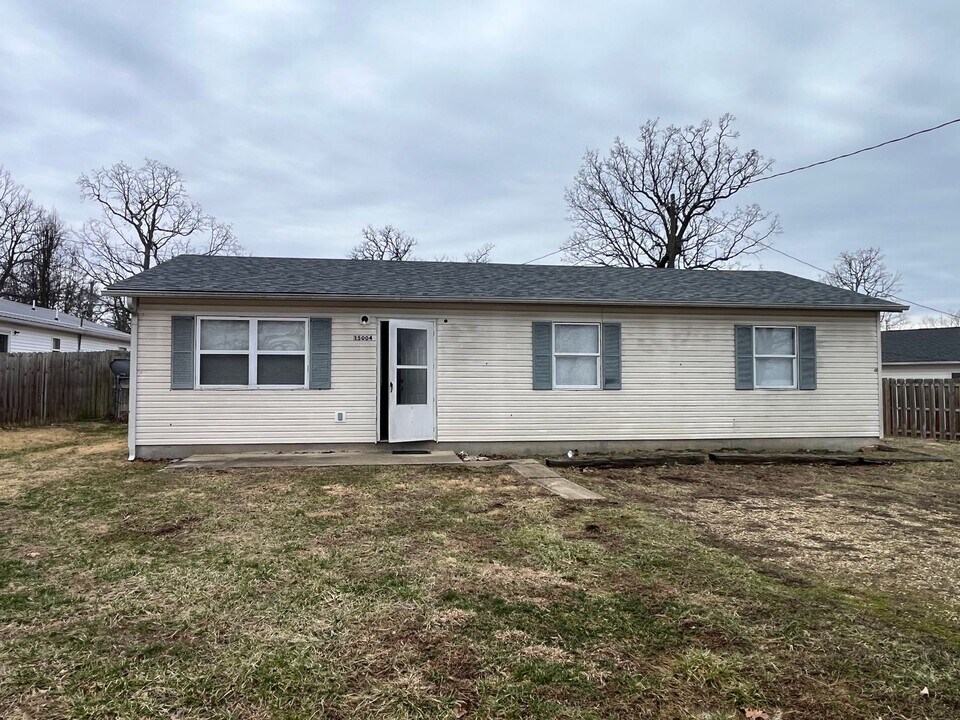 15004 Tampa Rd in St. Robert, MO - Building Photo
