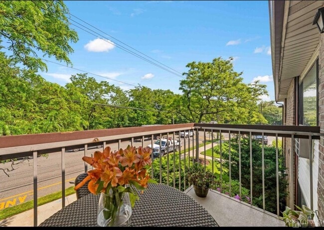 104 Cricket Ln in Woodbridge, NJ - Building Photo - Building Photo
