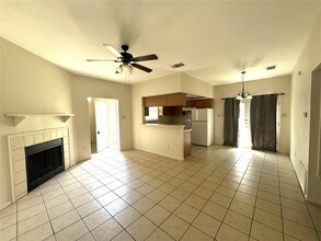 913 Crockett St in Lockhart, TX - Building Photo - Building Photo