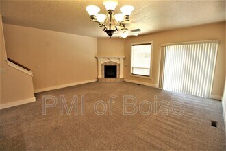 2218 S Dorothy Ave in Boise, ID - Foto de edificio - Building Photo