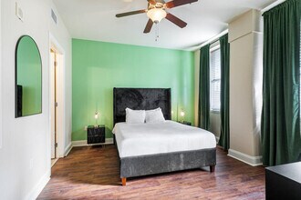 925 Common St in New Orleans, LA - Building Photo - Building Photo