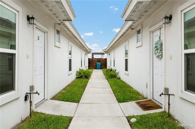 907 W Carmel Ave in Pharr, TX - Building Photo - Building Photo