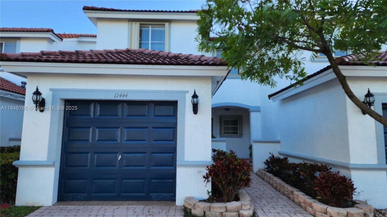 11444 NW 48th Ln in Doral, FL - Building Photo