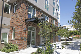 AJ Apartments in Seattle, WA - Foto de edificio - Building Photo