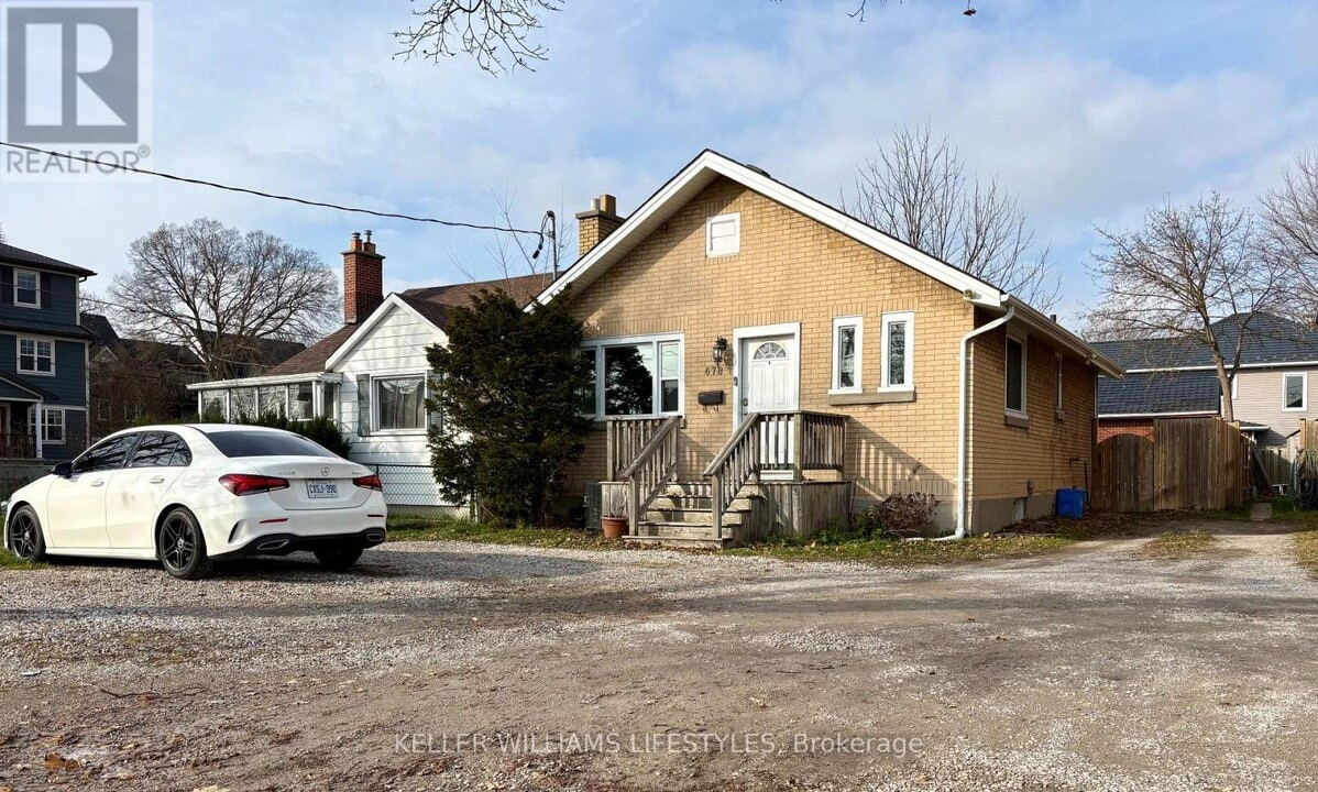 678 Oxford St E in London, ON - Building Photo