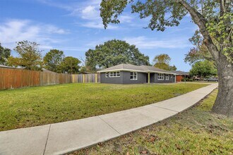 1914 Monroe Dr in Pasadena, TX - Building Photo - Building Photo
