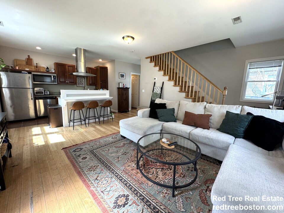 4 North Crescent Circuit, Unit 1 in Boston, MA - Foto de edificio