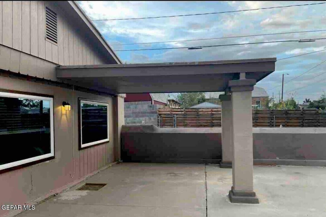 3225 Fort Blvd in El Paso, TX - Building Photo