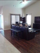 1944 W Hayward St in Hanford, CA - Building Photo - Building Photo