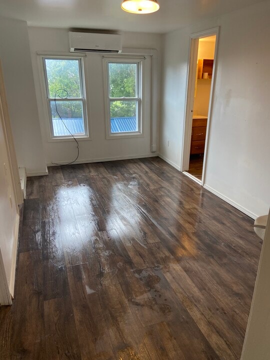 11 John St, Unit #2 upstairs apartment in Oswego, NY - Foto de edificio