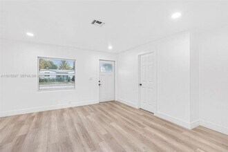 216 NE 160th St in Miami, FL - Foto de edificio - Building Photo