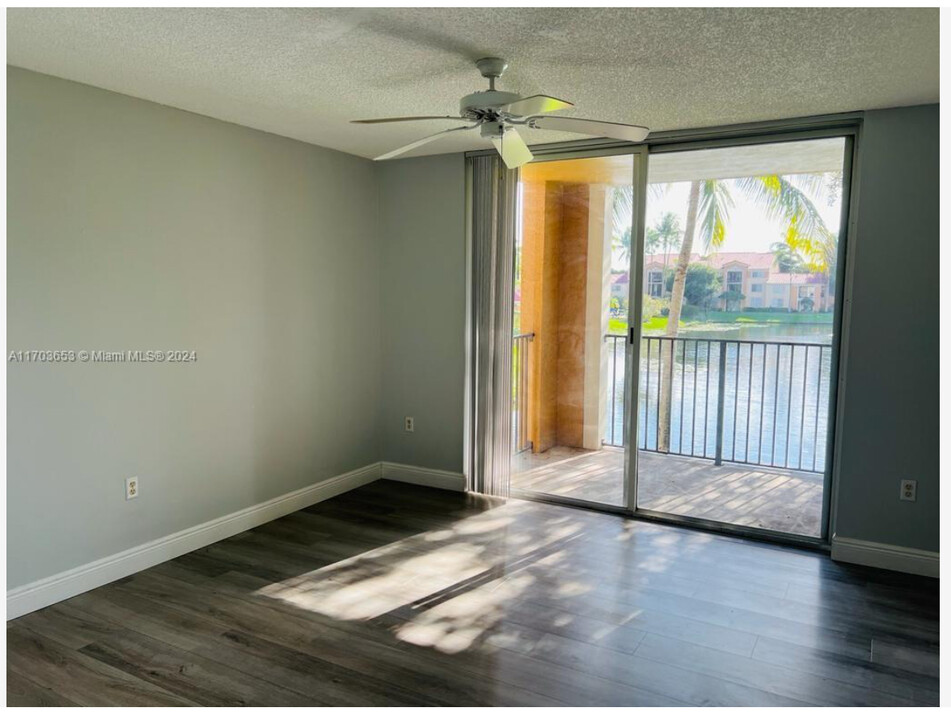 2427 Centergate Dr, Unit 208 in Miramar, FL - Building Photo