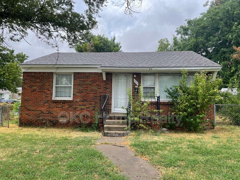 552 E Grumman Dr in Midwest City, OK - Building Photo