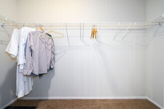 Carriage Place at Lake Chesterfield in Grover, MO - Foto de edificio - Building Photo