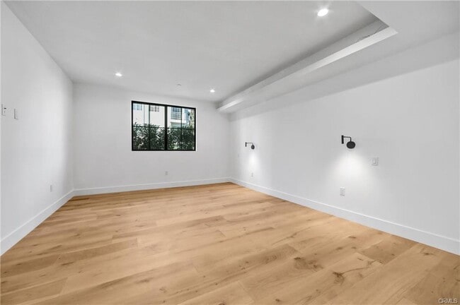 10352 Riverside Dr in Los Angeles, CA - Foto de edificio - Building Photo