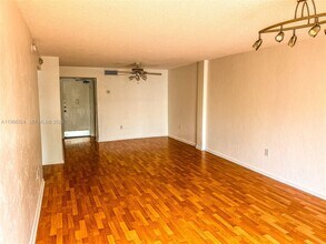 3860 NE 170th St in North Miami Beach, FL - Building Photo - Building Photo