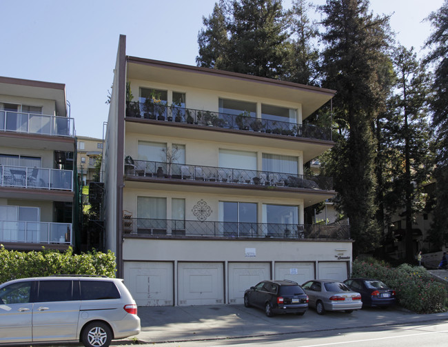 2300 Lakeshore Ave in Oakland, CA - Foto de edificio - Building Photo