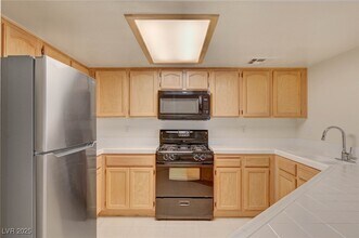 8301 Boseck Dr in Las Vegas, NV - Building Photo - Building Photo