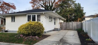 43 Titmus Dr in Mastic, NY - Building Photo