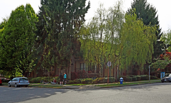 Jordan Manor in Vancouver, BC - Building Photo - Building Photo