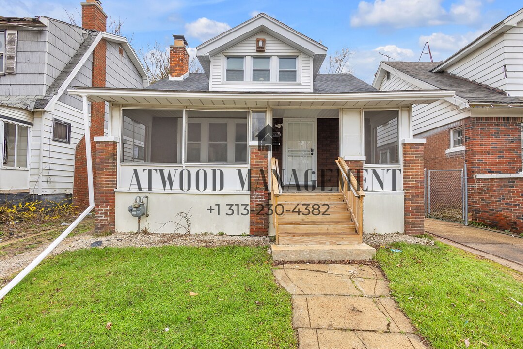 This beautifully updated 3-bedroom, 1-bath single-family home is ready for move-in! in Detroit, MI - Building Photo