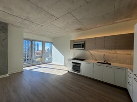 167 N Desplaines St in Chicago, IL - Building Photo