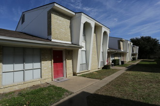 Country Village Apartments in Garland, TX - Building Photo - Building Photo