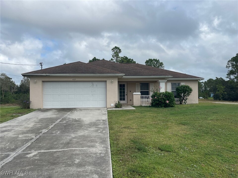 409 La Perouse St in Lehigh Acres, FL - Building Photo