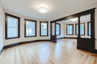 65 Burton St, Unit 2nd Floor in Bristol, RI - Building Photo - Building Photo