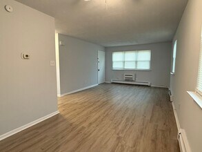 31 Thomas Rd in Aston, PA - Building Photo - Building Photo