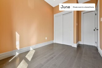 Private bedroom in 3 bed/2 bath Home in New York, NY - Building Photo - Building Photo