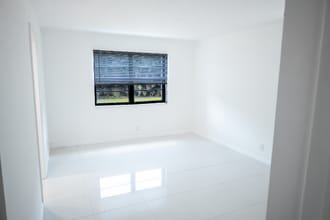 9370 SW 8th St in Boca Raton, FL - Foto de edificio - Building Photo