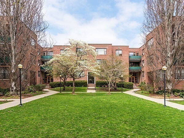 51 Harvard Ave, Unit #1 in Brookline, MA - Foto de edificio