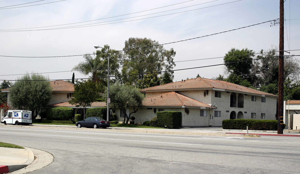 10827 Studebaker Rd in Downey, CA - Building Photo