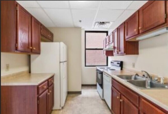 1015 Elm St in Manchester, NH - Building Photo - Building Photo