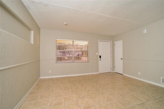 5621 Perrine Dr in Orlando, FL - Building Photo - Building Photo