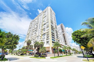 111 Briny Ave in Pompano Beach, FL - Foto de edificio - Building Photo