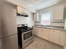 83 East Avenue S in Hamilton, ON - Building Photo