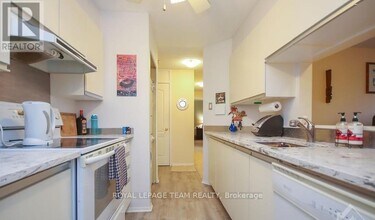 270 Brittany Dr in Ottawa, ON - Building Photo - Building Photo