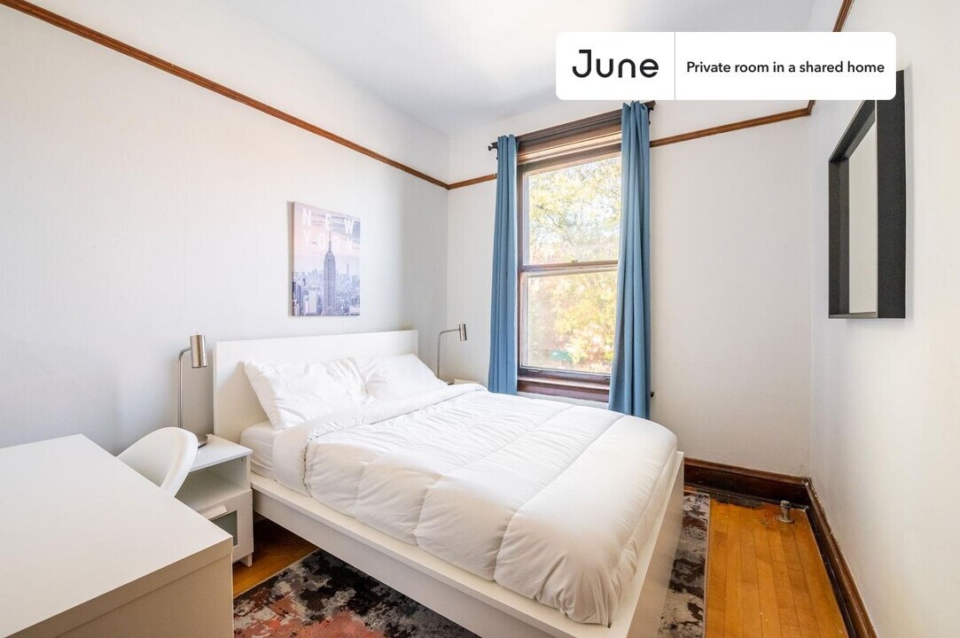 Private bedroom in 3 bed/1 bath Home in Chicago, IL - Building Photo