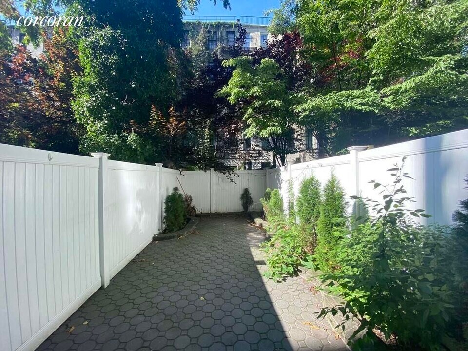 410 E 92nd St in New York, NY - Building Photo