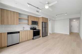 555 NE 8th St, Unit 0527 in Fort Lauderdale, FL - Building Photo - Building Photo
