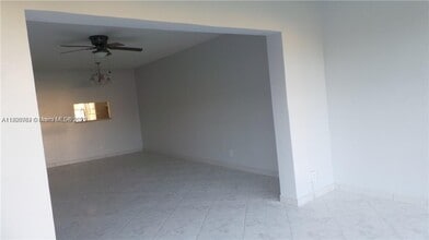 4410 W Oakland Park Blvd in Lauderdale Lakes, FL - Building Photo - Building Photo