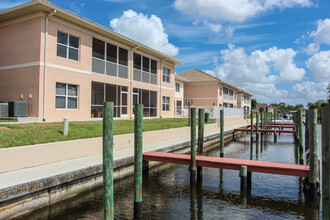 5127-5205 Coronado Pky in Cape Coral, FL - Foto de edificio - Building Photo