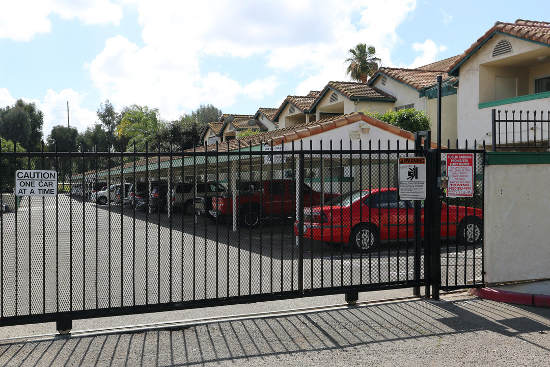 Highland View Apartments in National City, CA - Foto de edificio