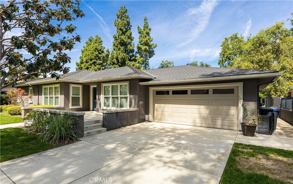 933 W Riviera Dr in Santa Ana, CA - Foto de edificio