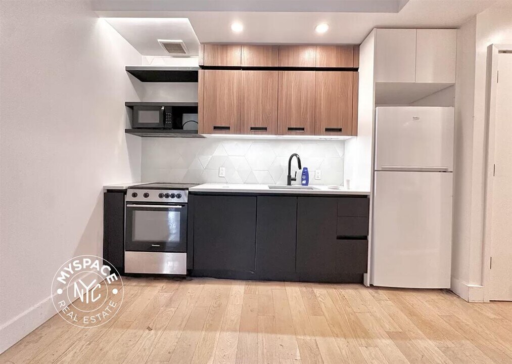 152 Manhattan Ave-Unit -2C in Brooklyn, NY - Building Photo