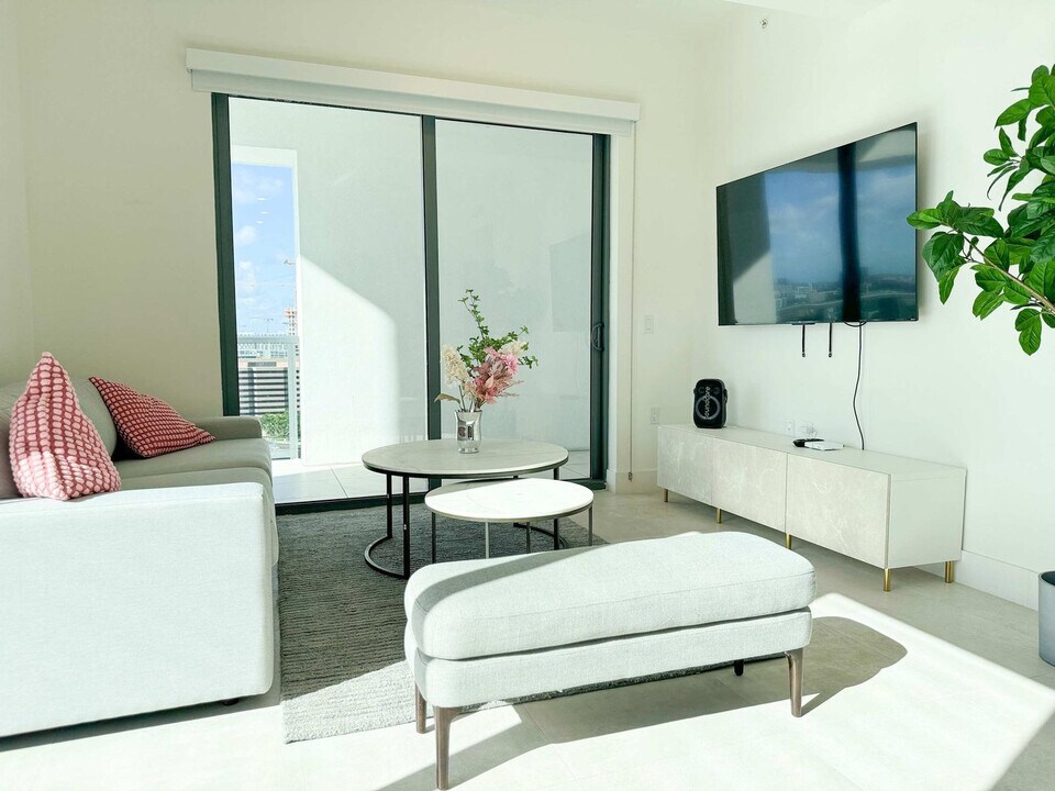 239 SW 9th St in Miami, FL - Building Photo