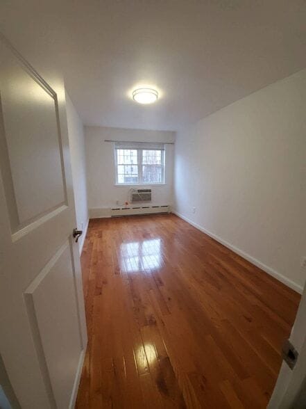 48-49 47th Street Unit in Queens, NY - Building Photo - Building Photo